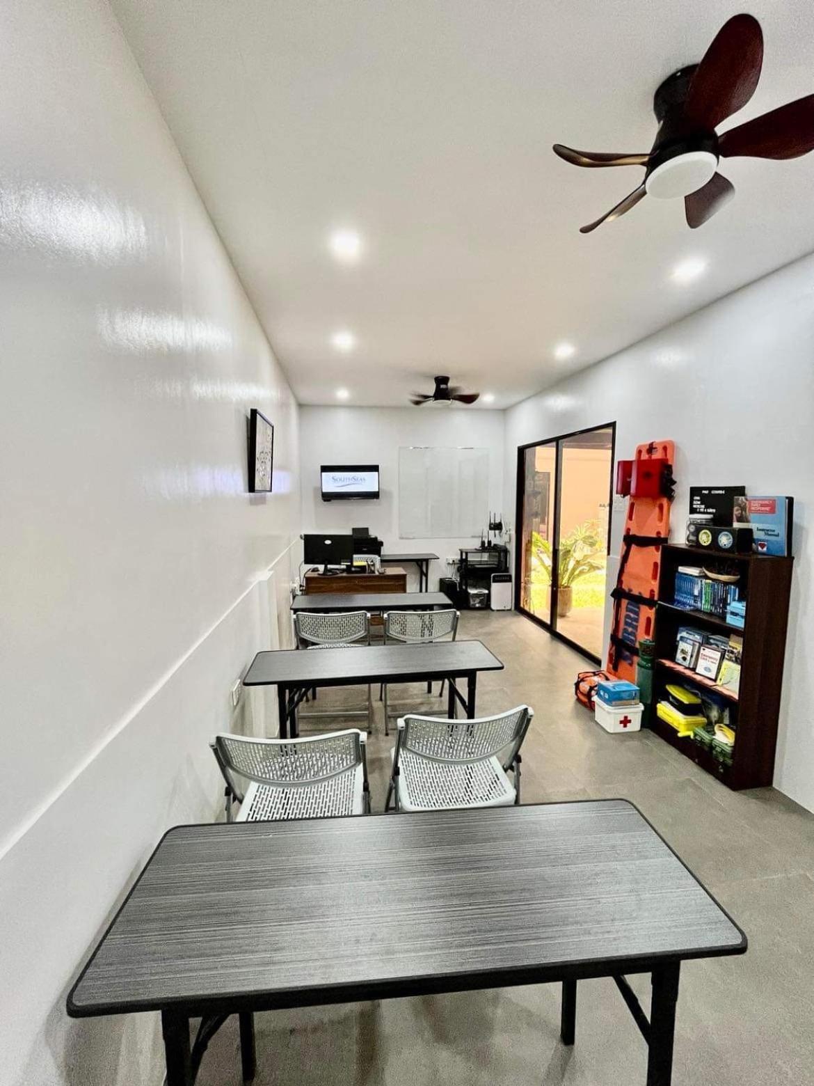 Southseas Beach Resort And Dive Center ซานตานเดร์ ภายนอก รูปภาพ