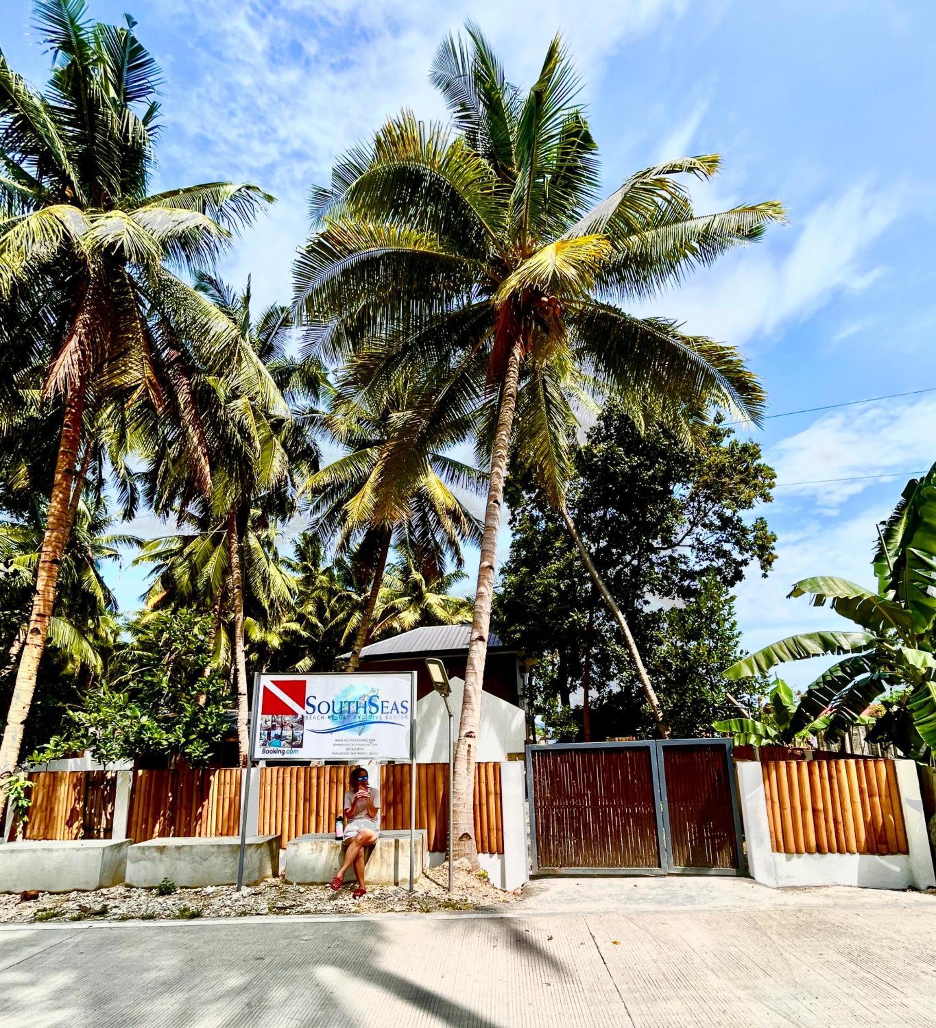 Southseas Beach Resort And Dive Center ซานตานเดร์ ภายนอก รูปภาพ